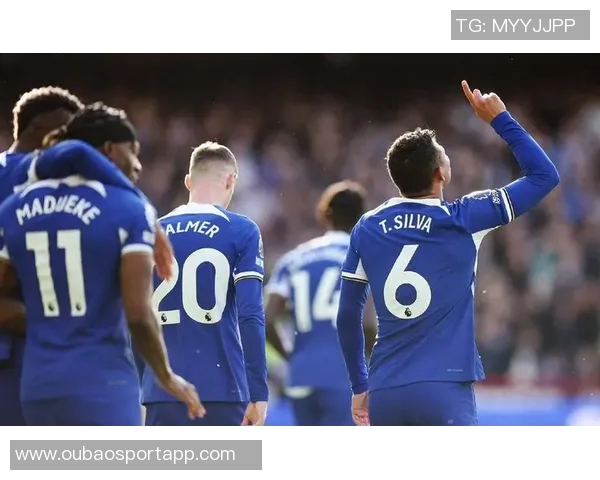 公交司机穿利物浦球衣遭切尔西球迷围攻后被解雇引发热议