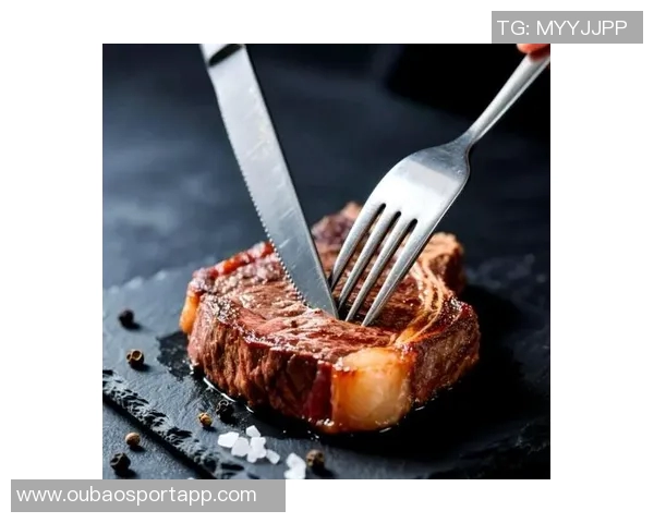 亚当斯如野兽般光脚漫步手持牛排展现原始魅力